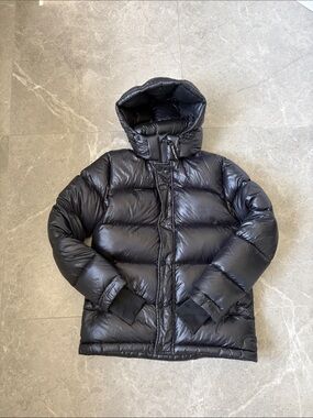 Aritzia shiny black super puff